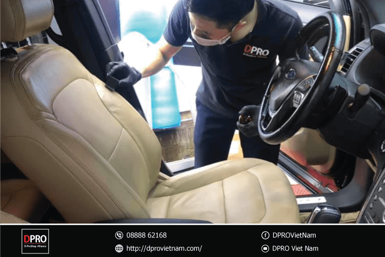 bôi-chất-dưỡng-lên-bề-mặt-ghế-da-ô-tô