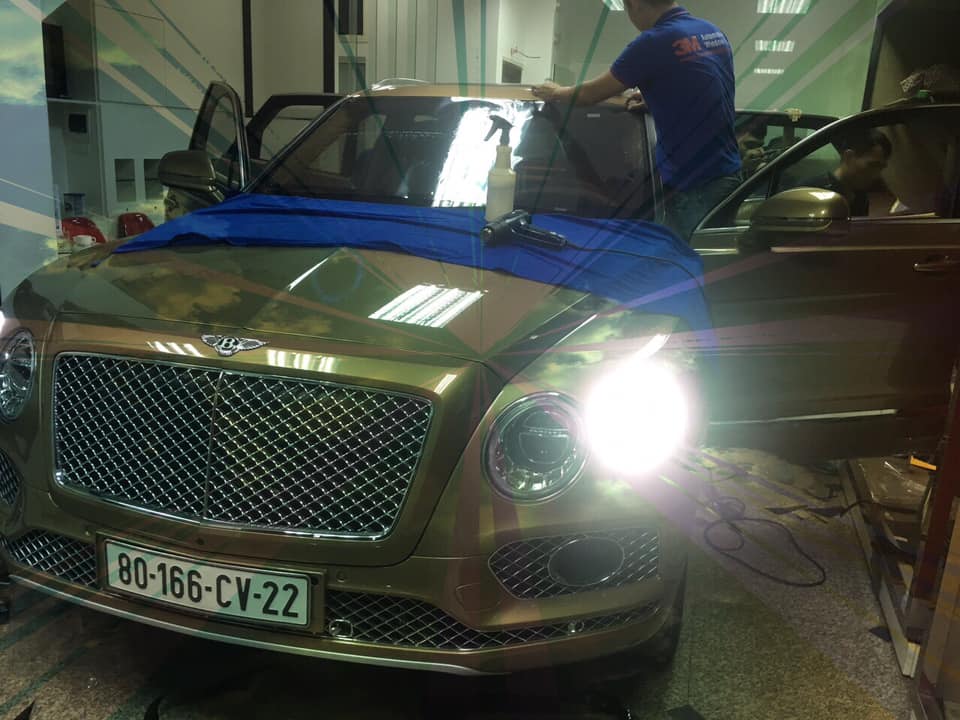 chiec-bentley-dang-duoc-cac-ky-thuat-vien-dan-3m-crystalline